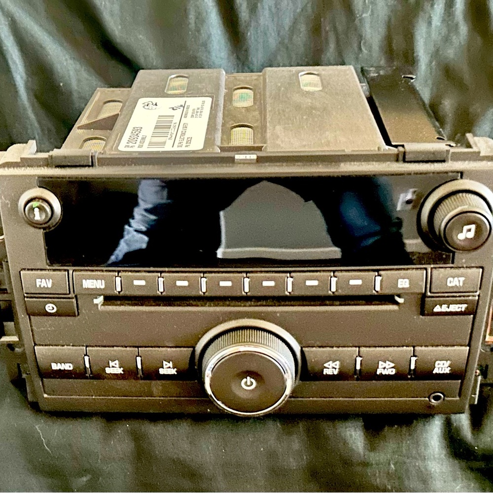 CHEVROLET AVALANCHE 1500 AM FM CD PLAYER RADIO RECEIVER